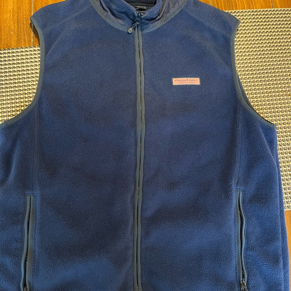 VINEYARD VINES MED VEST! Comfy, can be dressed up or casual-Great condition